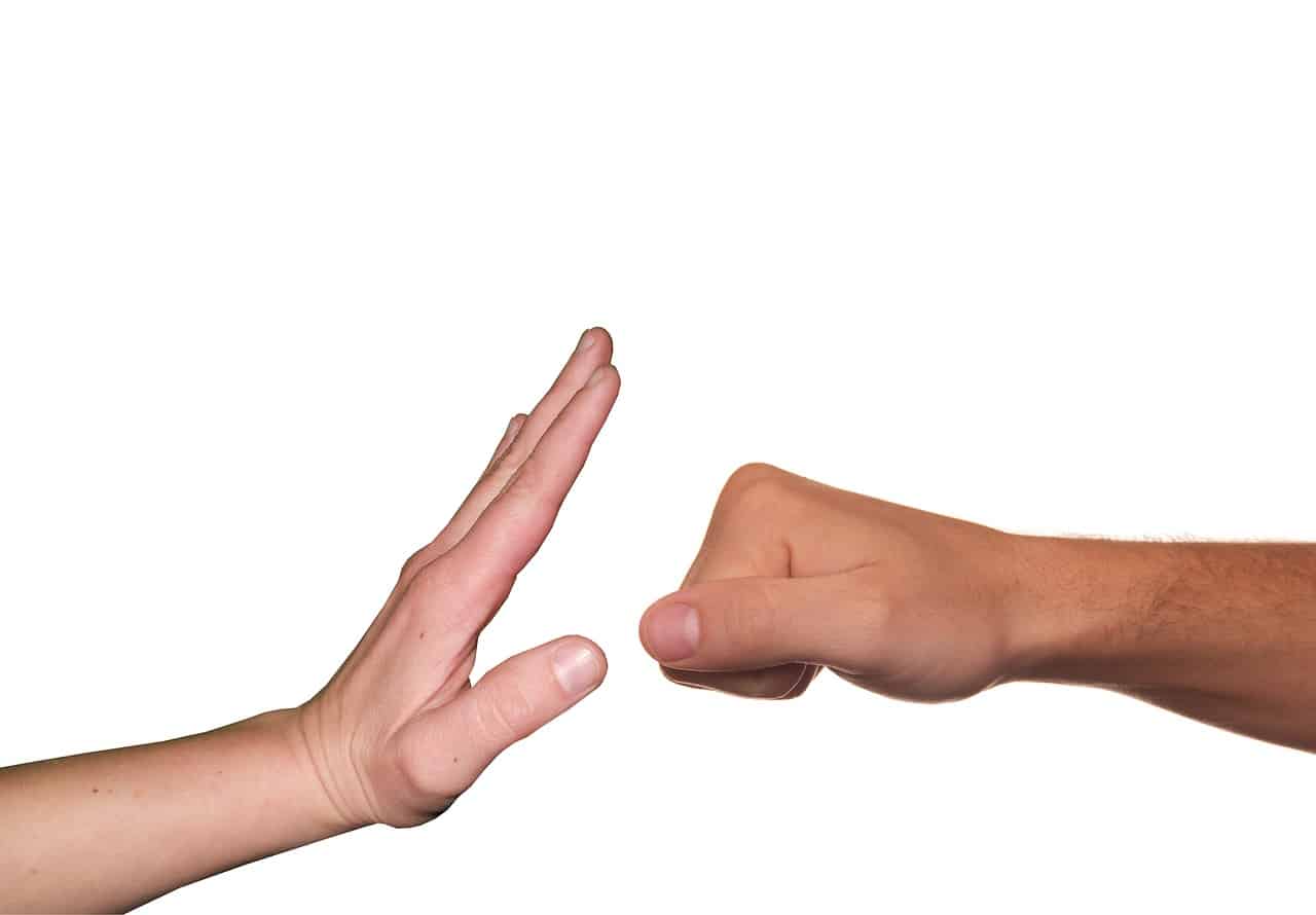 שכן שלי תקף את אחד מיילדי באלימות - מה עושים?
